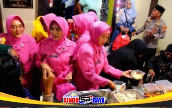 Bhayangkari dan Polsek Pakal membagikan makanan Dapur Berkah Ramadan jelang Operasi Ketupat 2026
