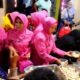 Bhayangkari dan Polsek Pakal membagikan makanan Dapur Berkah Ramadan jelang Operasi Ketupat 2026