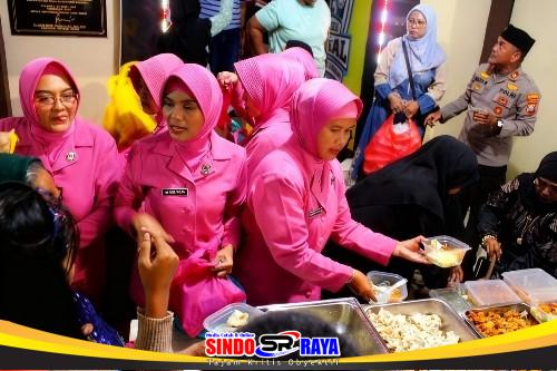 Bhayangkari dan Polsek Pakal membagikan makanan Dapur Berkah Ramadan jelang Operasi Ketupat 2026