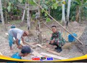 Jalin Keakraban Babinsa Salatiga Komsos Bersama Warga yang Sedang Membangun Rumah