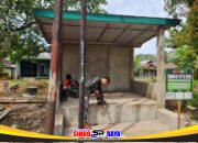 Gotong Royong TNI dan Warga Warnai Pembangunan Poskamling TMMD di Desa Barimbun