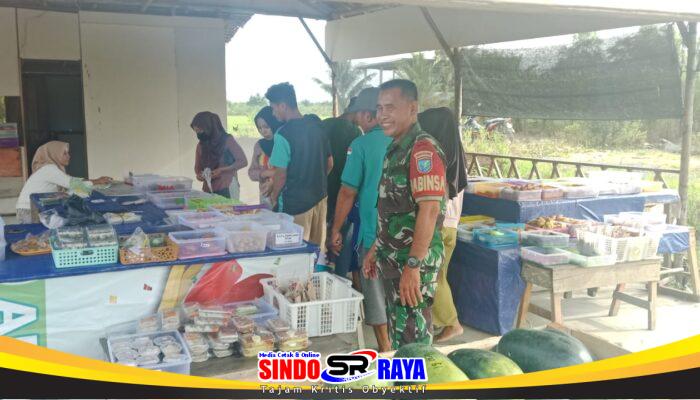 Eratkan Silaturahmi, Anggota Koramil 03/Tebas Komsos Bersama Warga Penjual Takjil