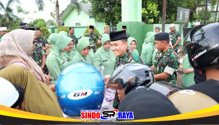 Berbagi Kebahagiaan, Dandim 1009/Tanah Laut dan Ketua Persit KCK Cabang XXXII Bagikan Takjil Untuk Pengguna Jalan
