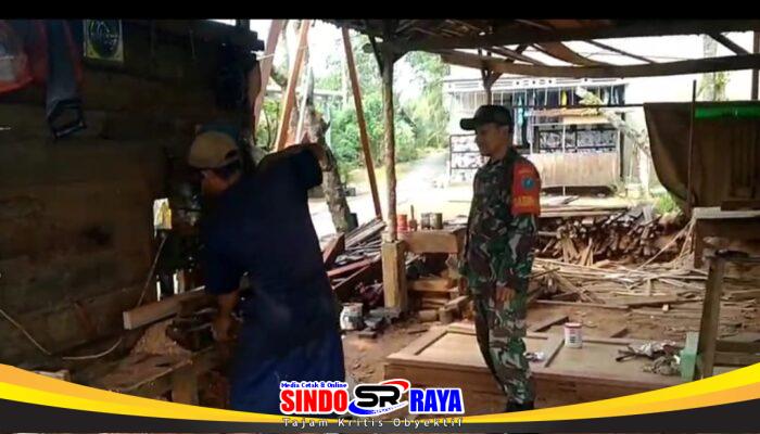 Tingkatkan Silaturahmi, Anggota Koramil 06/Selakau Komsos Bersama Pengrajin Mebel