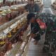 Perkuat Ketahanan Pangan Desa, Babinsa Pandawan Dampingi Peternak Ayam Petelur