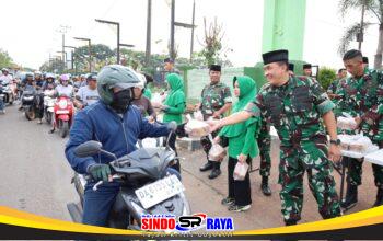 Dandim 1009/Tanah Laut Bersama Ketua Persit KCK Cabang XXXII Kembali Bagikan Takjil, Apresiasi Antusias Masyarakat