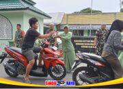 Wujud Kepedulian TNI, Koramil Batang Alai Utara Berbagi Takjil kepada Warga