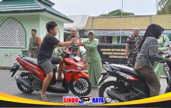 Wujud Kepedulian TNI, Koramil Batang Alai Utara Berbagi Takjil kepada Warga