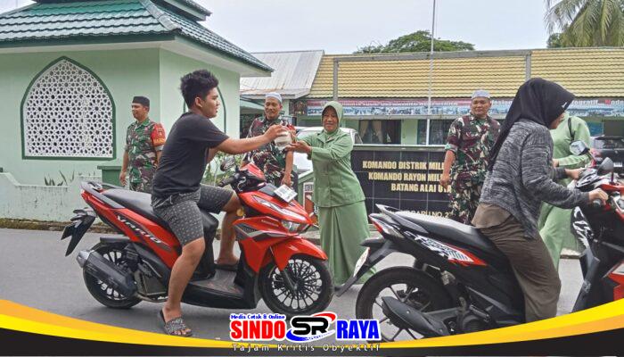 Wujud Kepedulian TNI, Koramil Batang Alai Utara Berbagi Takjil kepada Warga