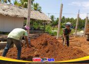 Peduli Sesama, Babinsa Koramil 05/Pemangkat Bantu Warga Timbun Pondasi Rumah