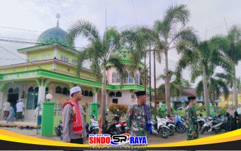 Personel Kodim 1009/Tanah Laut Laksanakan Sholat Id Bersama Warga Sekaligus Amankan Jalannya Ibadah