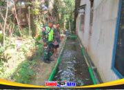 Babinsa Koramil 06/Selakau Komsos Bersama Peternak Ikan di Desa Binaan