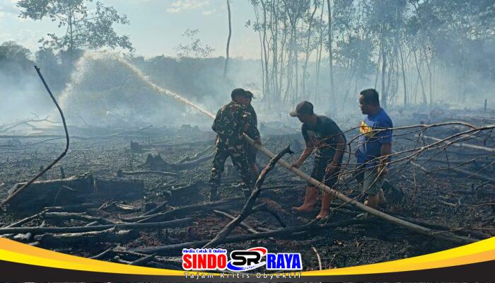 Aksi Cepat Babinsa dan Tim Gabungan Padamkan Kebakaran Lahan 1,5 Hektare di Kelua