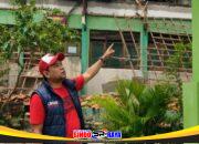 Ketua KWI Umar Hayat menunjuk atap bangunan SDN Rongtengah 5 Sampang yang roboh total.