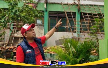 Ketua KWI Umar Hayat menunjuk atap bangunan SDN Rongtengah 5 Sampang yang roboh total.