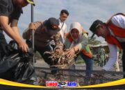 Polres Lumajang Bersama Pemda Gelar Aksi Bersihkan Pantai Bambang