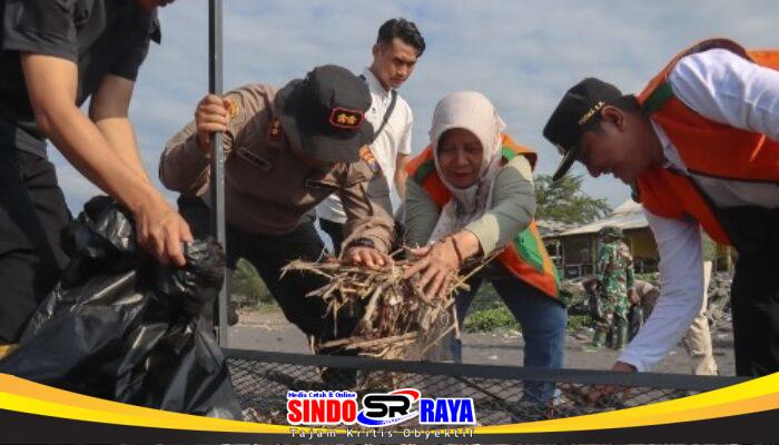 Polres Lumajang Bersama Pemda Gelar Aksi Bersihkan Pantai Bambang