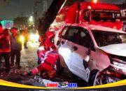 Diduga Mengantuk, Avanza Hantam Truk Tangki Hingga Terbalik di Perak Barat Surabaya