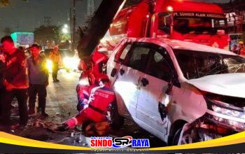 Diduga Mengantuk, Avanza Hantam Truk Tangki Hingga Terbalik di Perak Barat Surabaya