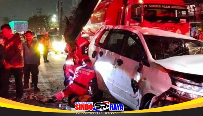 Diduga Mengantuk, Avanza Hantam Truk Tangki Hingga Terbalik di Perak Barat Surabaya