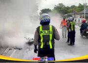 Motor Terbakar di Depan Terminal Bunder, Aksi Cepat Satlantas Polres Gresik Cegah Kebakaran Meluas