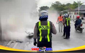 Motor Terbakar di Depan Terminal Bunder, Aksi Cepat Satlantas Polres Gresik Cegah Kebakaran Meluas
