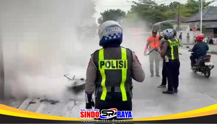 Motor Terbakar di Depan Terminal Bunder, Aksi Cepat Satlantas Polres Gresik Cegah Kebakaran Meluas