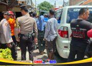 Petugas kepolisian dan personel BPBD Kota Surabaya berdiri di depan ambulans saat mengevakuasi beberapa warga Sidokapasan yang diduga mengalami keracunan massal usai mengkonsumsi nasi kotak tahlilan.