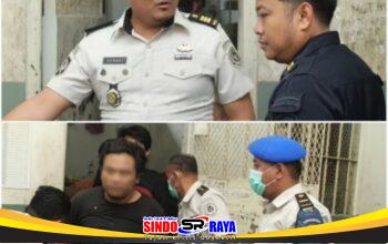 Kepala Rutan Kelas I Surabaya Hengki Giantoro memimpin tes urin dan razia hunian, petugas memeriksa warga binaan untuk mencegah halinar pada Hari Bhakti Pemasyarakatan ke-62 di Sidoarjo.