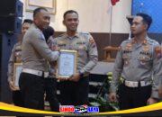 Kasat Lantas Polres Gresik AKP Nur Arifin menerima penghargaan Teraktif 2 dari Polda Jatim atas pelaporan pengawalan Triwulan I 2026