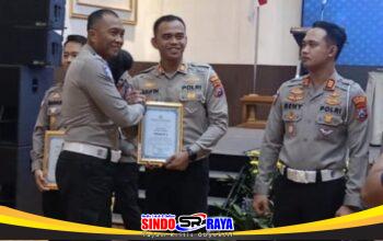 Kasat Lantas Polres Gresik AKP Nur Arifin menerima penghargaan Teraktif 2 dari Polda Jatim atas pelaporan pengawalan Triwulan I 2026