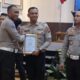 Kasat Lantas Polres Gresik AKP Nur Arifin menerima penghargaan Teraktif 2 dari Polda Jatim atas pelaporan pengawalan Triwulan I 2026
