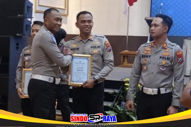 Kasat Lantas Polres Gresik AKP Nur Arifin menerima penghargaan Teraktif 2 dari Polda Jatim atas pelaporan pengawalan Triwulan I 2026