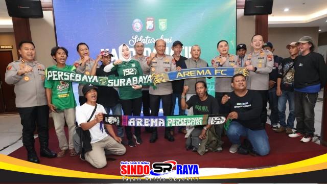 Kapolda Jatim Irjen Pol Nanang Avianto bersama perwakilan Bonek dan Aremania berfoto usai silaturahmi jelang laga Arema FC vs Persebaya untuk menjaga kamtibmas tetap kondusif.