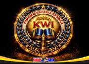 Logo Komunitas Wartawan Indonesia (KWI) berwarna emas dengan simbol buku, pena, dan ornamen laurel melambangkan sinergi, profesionalisme, dan independensi pers Indonesia.