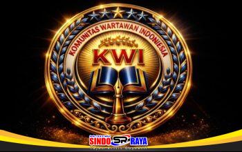 Logo Komunitas Wartawan Indonesia (KWI) berwarna emas dengan simbol buku, pena, dan ornamen laurel melambangkan sinergi, profesionalisme, dan independensi pers Indonesia.