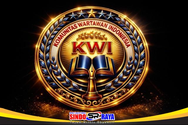 Logo Komunitas Wartawan Indonesia (KWI) berwarna emas dengan simbol buku, pena, dan ornamen laurel melambangkan sinergi, profesionalisme, dan independensi pers Indonesia.