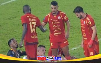 Pemain Persija Jakarta berkumpul di lapangan setelah peluit akhir laga melawan Persebaya Surabaya pada pekan ke-27 Super League 2025/2026 di Stadion Utama Gelora Bung Karno.