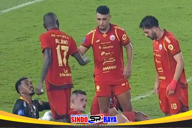 Pemain Persija Jakarta berkumpul di lapangan setelah peluit akhir laga melawan Persebaya Surabaya pada pekan ke-27 Super League 2025/2026 di Stadion Utama Gelora Bung Karno.