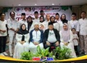 Direktur Utama Gabungan Media Online Umar Hayat bersama istri didampingi penasehat KWI Abah Samsul dan istri berfoto pada kegiatan Halal Bihalal Gabungan Media Online di Hotel Sahid Surabaya.