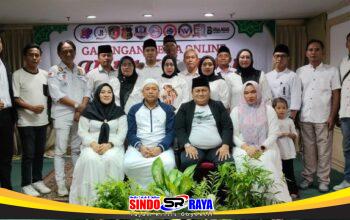 Direktur Utama Gabungan Media Online Umar Hayat bersama istri didampingi penasehat KWI Abah Samsul dan istri berfoto pada kegiatan Halal Bihalal Gabungan Media Online di Hotel Sahid Surabaya.