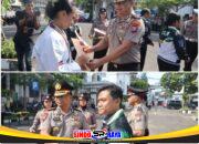 Kapolrestabes Surabaya Kombes Pol Luthfie Sulistiawan memberikan penghargaan kepada atlet karate Polrestabes Surabaya peraih medali Kejurda INKANAS Piala Kapolda Jawa Timur 2026 saat apel di Mapolrestabes Surabaya.