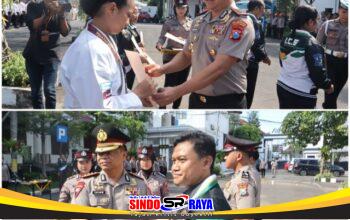 Kapolrestabes Surabaya Kombes Pol Luthfie Sulistiawan memberikan penghargaan kepada atlet karate Polrestabes Surabaya peraih medali Kejurda INKANAS Piala Kapolda Jawa Timur 2026 saat apel di Mapolrestabes Surabaya.