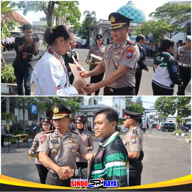 Kapolrestabes Surabaya Kombes Pol Luthfie Sulistiawan memberikan penghargaan kepada atlet karate Polrestabes Surabaya peraih medali Kejurda INKANAS Piala Kapolda Jawa Timur 2026 saat apel di Mapolrestabes Surabaya.