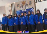 Pelantikan PK PMII Unitomo Surabaya bertema Era Baru Perjuangan Harapan Baru, pengurus mengenakan jas biru PMII saat prosesi pelantikan