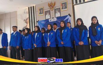 Pelantikan PK PMII Unitomo Surabaya bertema Era Baru Perjuangan Harapan Baru, pengurus mengenakan jas biru PMII saat prosesi pelantikan