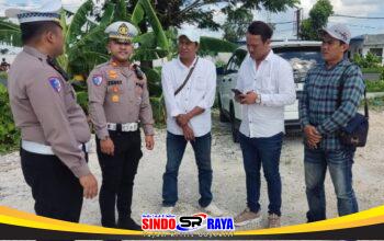 Kasatlantas Polres Bangkalan AKP Febry Hermawan dan Kanit Gakkum Ipda Jauhari saat ditemui awak media di lokasi Operasi Patuh Pajak 2026 di akses Suramadu, Bangkalan
