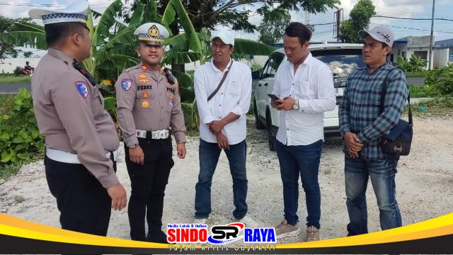 Kasatlantas Polres Bangkalan AKP Febry Hermawan dan Kanit Gakkum Ipda Jauhari saat ditemui awak media di lokasi Operasi Patuh Pajak 2026 di akses Suramadu, Bangkalan