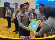 Penyerahan penghargaan Polda Jatim kepada Satlantas Polres Sampang sebagai 4 terbaik Program Polantas Menyapa 2026 bidang Regident