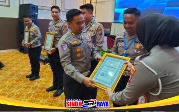 Penyerahan penghargaan Polda Jatim kepada Satlantas Polres Sampang sebagai 4 terbaik Program Polantas Menyapa 2026 bidang Regident